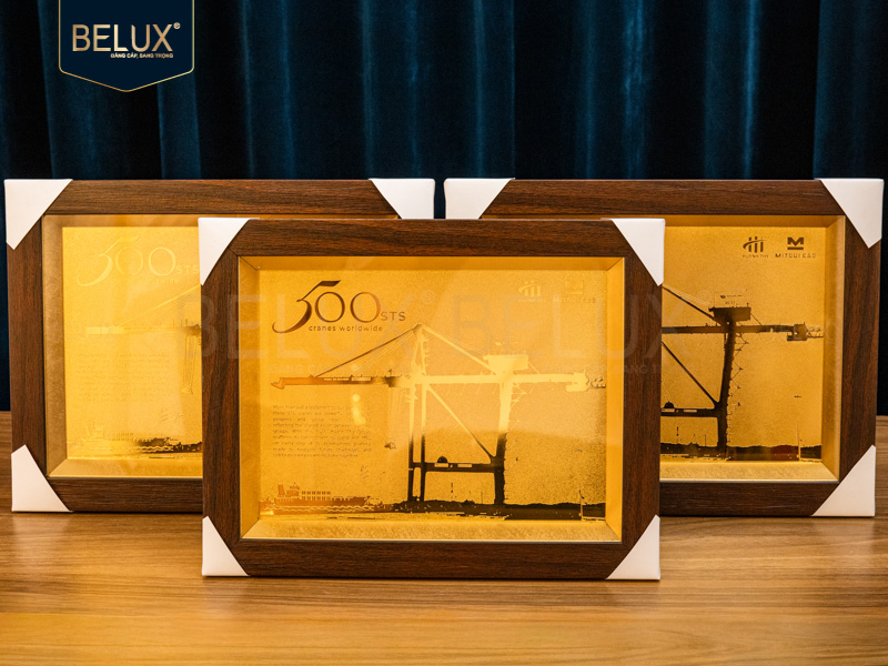 Tranh Bến Cảng Huỳnh Thy 32x25cm bằng đồng mạ vàng 24k thiết kế theo yêu cầu